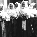 Ženy pred kostolom (fotografia od Karola Plicku)