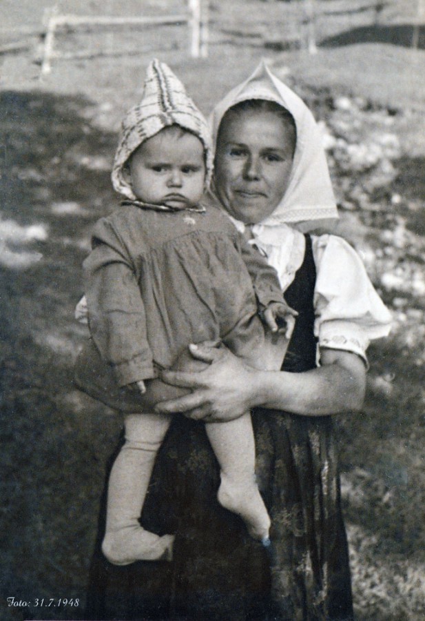Malý Fero Mucha na rukách mamičky Ľudmily Muchovej