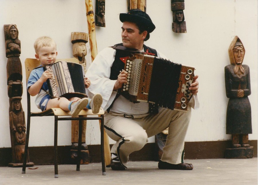 Vilo Meško hrá na heligónke s malým chlapcom