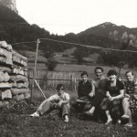 Rodinka pri dreve