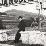 Chlapec pod tabuľou s nadpisom "Jánošík"