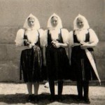 Ženy pred kostolom